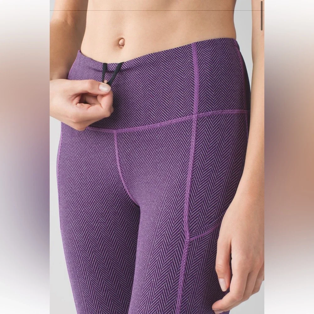 Lululemon Crop Leggings Size 4 Rebel Runner Grape & Black Herringbone Ankle Zip